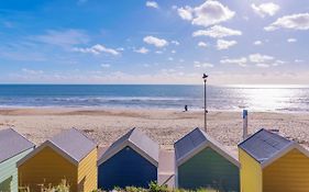 Self-Contained Flat, Off Street Parking Close To Town And Beach